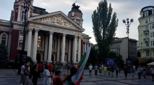 Народните хора пред Народния театър Иван Вазов вече са се