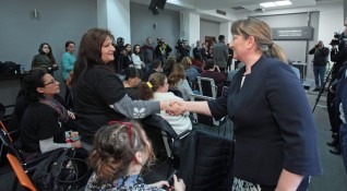 Социалният министър Деница Сачева разговаря с представители с противници и
