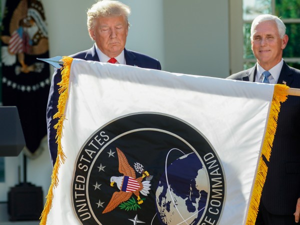 Правителството на Тръмп празнува създаването на американските космически войски, първия