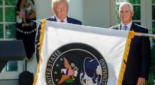 Правителството на Тръмп празнува създаването на американските космически войски първия
