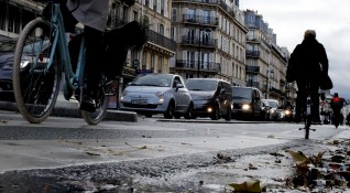 Отменени влакове задръстени пътища изхабени нерви пътуващите във Франция