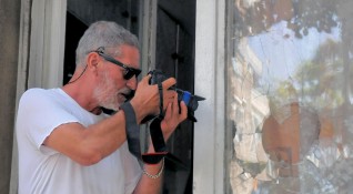 Фоторепортерът Борислав Пенков е бил нападнат тази нощ в дома