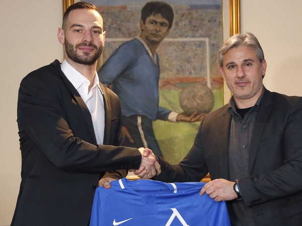 Националът Симеон Славчев подписа днес договор с „Левски“, като контрактът