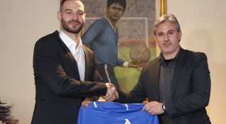 Националът Симеон Славчев подписа днес договор с Левски като контрактът
