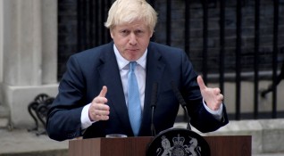 Британският премиер Борис Джонсън призова по случай настъпващото Рождество британците