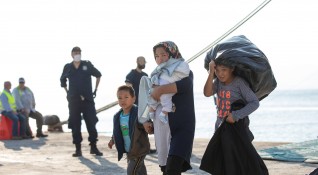 Над 160 мигранти които в петък бяха спасени от хуманитарния