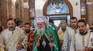 В патриаршеската катедрала Св Александър Невски българският патриарх Неофит води