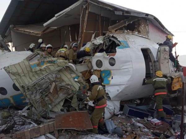 Най-малко девет души са загинали при разбиването на пътнически самолет