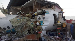 Най малко девет души са загинали при разбиването на пътнически самолет