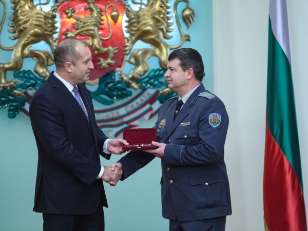 Президентът и върховен главнокомандващ Въоръжените сили Румен Радев удостои ген.