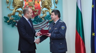 Президентът и върховен главнокомандващ Въоръжените сили Румен Радев удостои ген