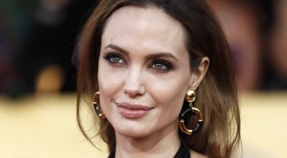 Анджелина Джоли стана пилот Наскоро актрисата се похвали че е