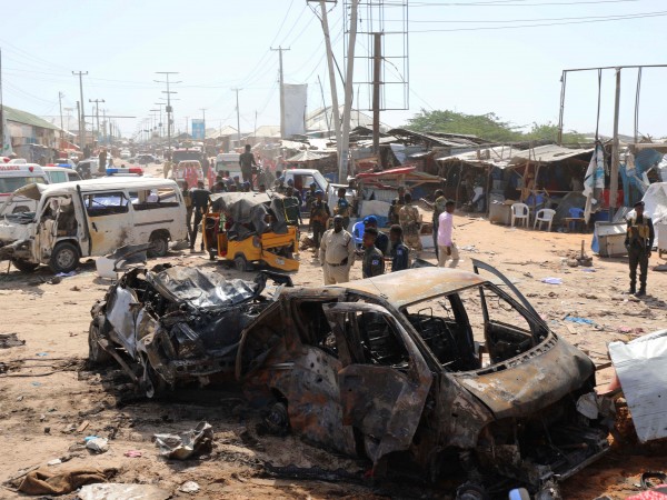 Поне 90 души са загинали при бомбен атентат в сомалийската
