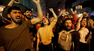 Стотици турци и сирийци се събраха на анти рускадемонстрация в Истанбул