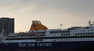 Забраната за извършване на пътническите курсове от гръцките пристанища Пирея