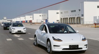 Производителят на електромобили Тесла Tesla днес достави първите си коли