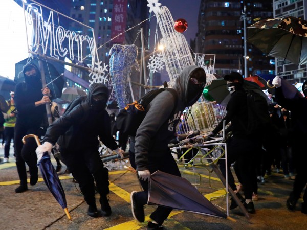 Протестиращите в Хонконг образуваха гигантски живи вериги и организираха шествия