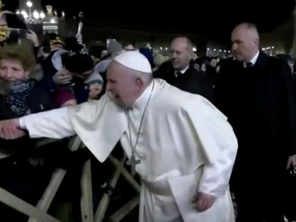 Папа Франциск започна с извинение новата 2020 година.То беше отправено