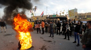 Напрежението в Ирак не спира Протестиращи се събраха пред американското