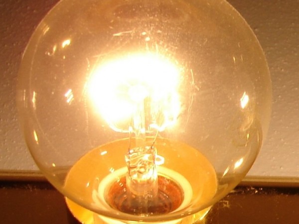 Най-голямо потребление на ток енергодружествата традиционно отчитат в новогодишната нощ."Енерго