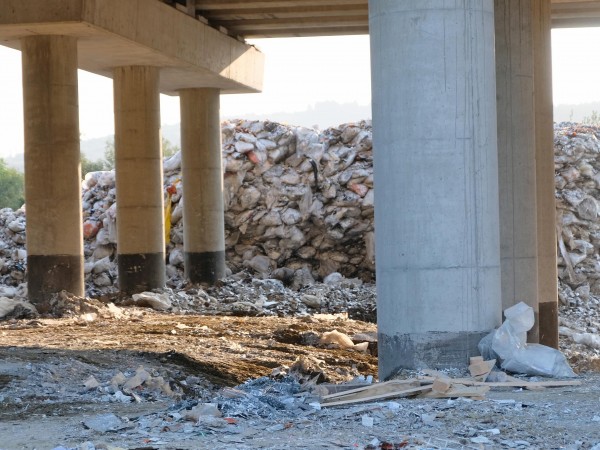 Фирмата, стопанисваща сметището, което запали мост на магистрала "Струма", складирала