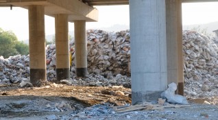 Фирмата стопанисваща сметището което запали мост на магистрала Струма складирала