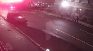 Горящ мъжпадна от блок върху преминаваща пешеходка в руския град