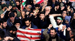 Десетки хиляди иранци се събраха на протест срещу американските удари