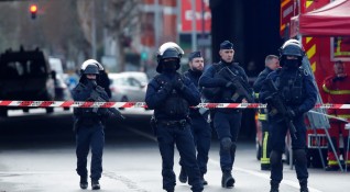 Френската полиция използва сълзотворен газ при сблъсъци в Париж с