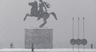 Студ и сняг сковаха Гърция Има затворени пътища и спрени