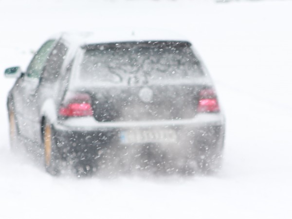 Три автомобила закъсаха на пътя Шипка-Бузлуджа в снежните преспи. Няма