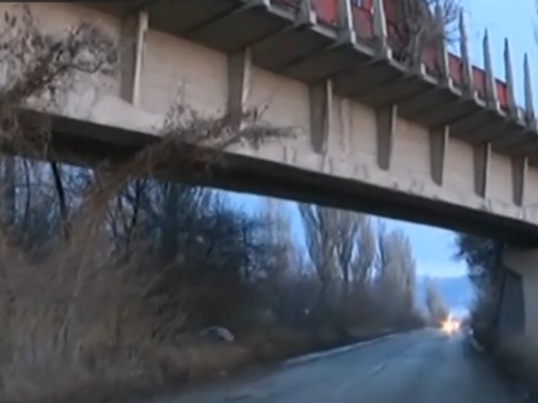 Oпасен мост над натоварен път в софийския район "Кремиковци" застрашава