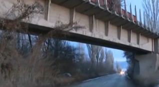 Oпасен мост над натоварен път в софийския район Кремиковци застрашава