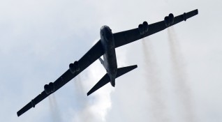 САЩ планират да разположат шест стратегически бомбардировача B 52 в база