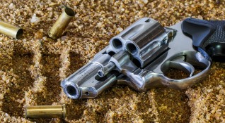 72 годишен мъж се е прострелял със самоделен пистолет в град
