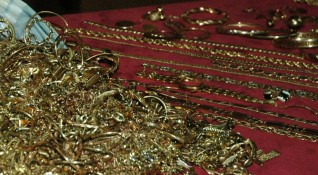 Златни накити и пари за около 1900 лв били откраднати