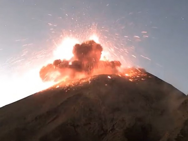 Най-големият мексикански вулкан Попокатепетъл изригна, а стълбът от пепел е