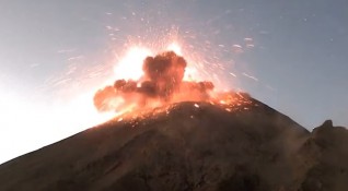 Най големият мексикански вулкан Попокатепетъл изригна а стълбът от пепел е