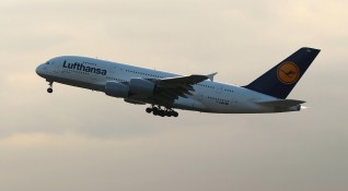 Самолет на германската авиокомпания Луфтханза се върна на летището един