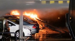 Най малко 300 автомобила са напълно изгорели при пожар в подземен