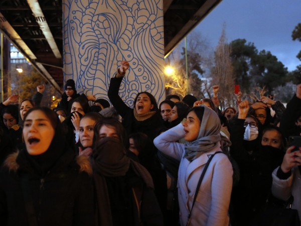 Протести в Техеран след признанието на армията, че е свалила