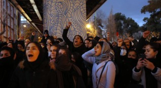 Протести в Техеран след признанието на армията че е свалила
