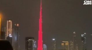 Мълния порази най високата кула в света Бурж Халифа Това стана