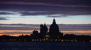 След Високата вода която наводни Венеция градът е изправен пред