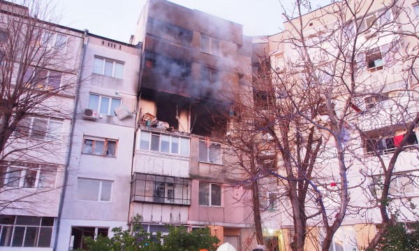 Две са вече жертвите на взрива във Варна, издирват собственика на жилището