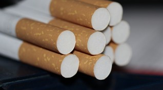 Митнически служители откриха цигари в кашони с кроасани под седалките