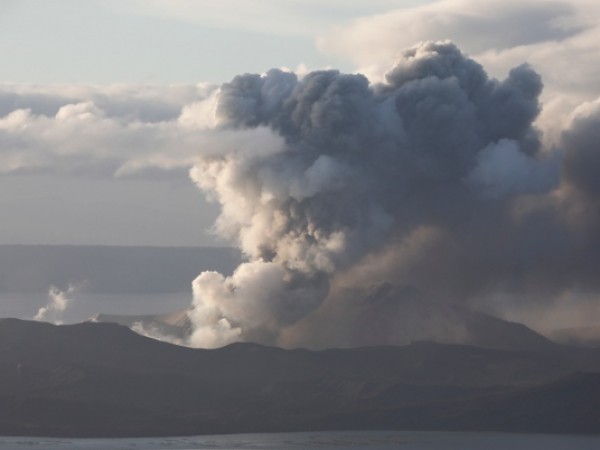 Филипинския вулкан Таал продължава да изригва. Днес кратeрът избълва струя