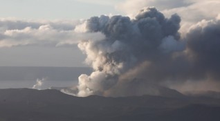 Филипинския вулкан Таал продължава да изригва Днес кратeрът избълва струя