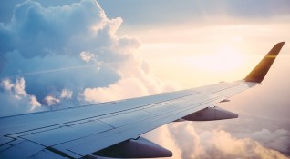 Екипажът на пътнически самолет на американската авиокомпания Делта еърлайнс изхвърли