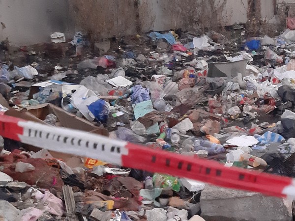 Стотици килограми опасни отпадъци откриха край Луковит. Служители на общината
